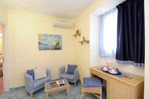 Junior Suite | Premium bedding, minibar, in-room safe, desk - Sharon House (Amalfi)