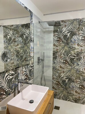 Chambre familiale | Salle de bain | Articles de toilette (gratuits), séchoir à cheveux, bidet