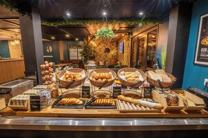 Desayuno a la carta diario (EUR 9.90 por persona)