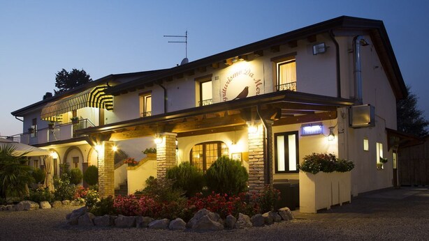 A two-story building with a balcony, stone pillars, and a sign that reads "Pizzeria Da Meri". - Agriturismo Da Merlo (Mestre)