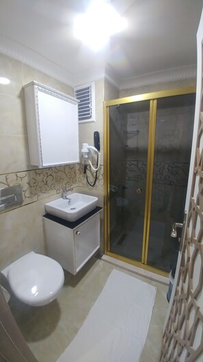 Standard Room | Bathroom | Shower, free toiletries, hair dryer, slippers - Hotel Grand Liza (Istanbul)