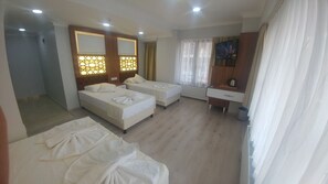 Caja de seguridad en la habitación y escritorio 