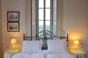 Master Suite with Balcony | 암막 커튼, 방음 설비, 무료 유아용 침대, 간이 침대