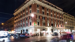 Un edificio histórico con arquitectura clásica, varios pisos y una entrada destacada en esquina.