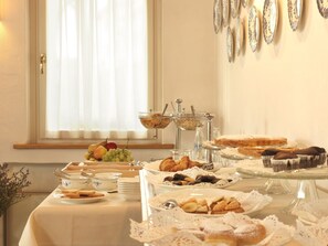 Free daily buffet breakfast