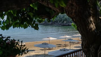 Spiaggia privata, sabbia bianca, lettini da mare, ombrelloni