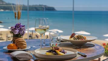 Serviço de almoço e jantar; culinária italiana, vistas para a praia