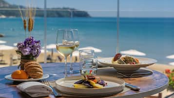 Déjeuner et dîner servis sur place, vue sur la plage 