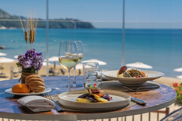 Lunch, dinner served; Italian cuisine, beach views - Summit Hotel (Gaeta)