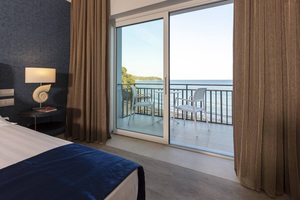 junior suite | 1 bedroom, pillow-top beds, minibar, in-room safe