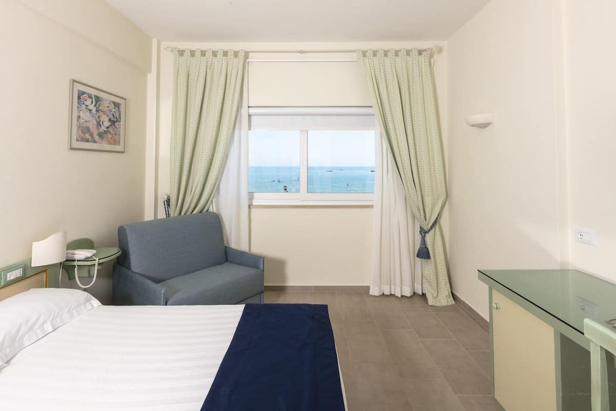 Chambre Supérieure Double ou avec lits jumeaux, vue partielle sur la mer | 1 chambre, surmatelas, minibar, coffres-forts dans les chambres