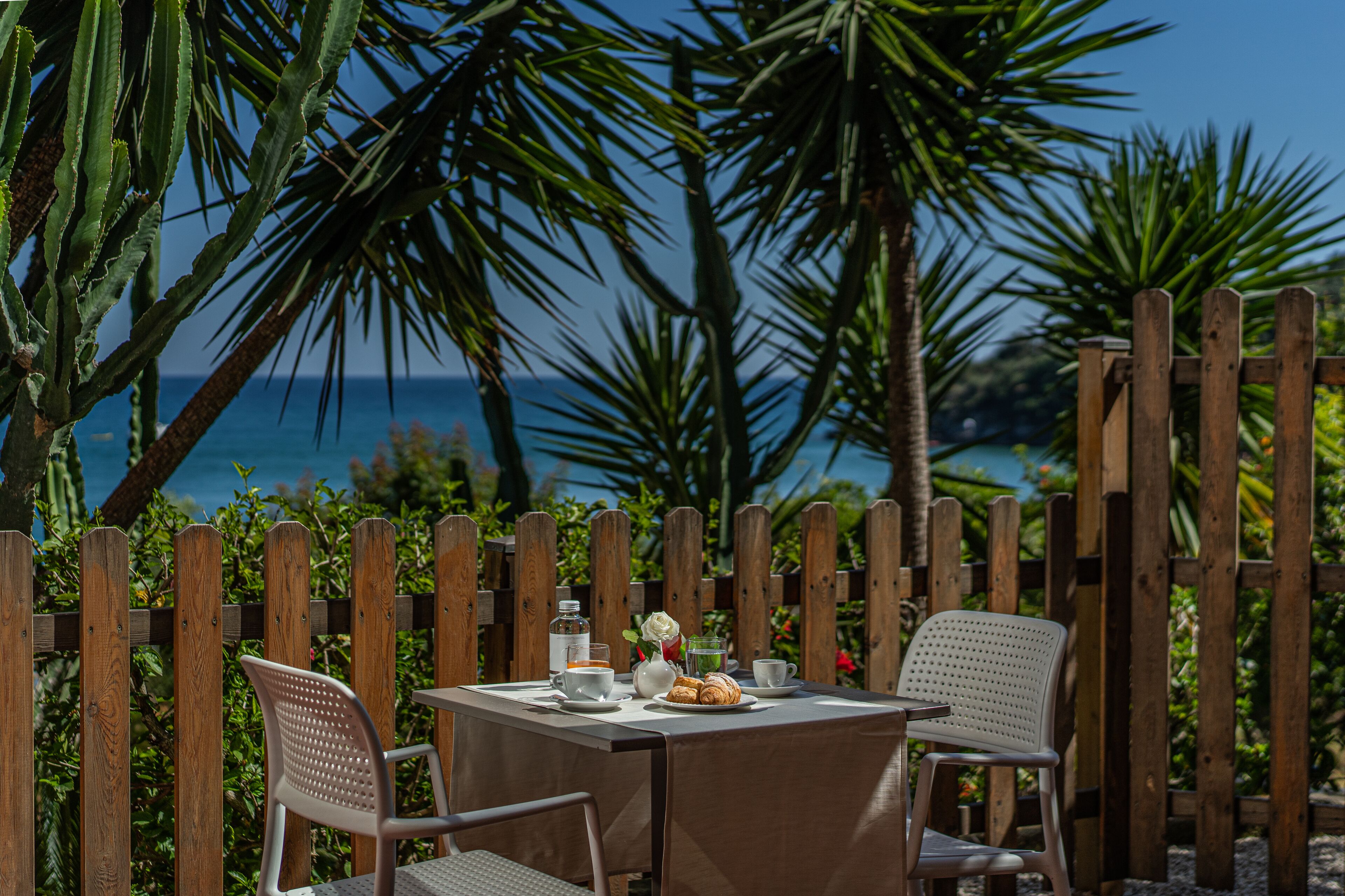 junior suite | 1 bedroom, pillow-top beds, minibar, in-room safe