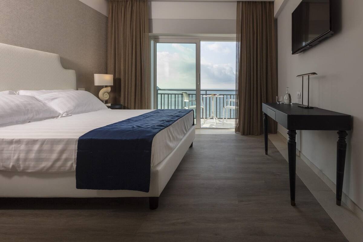 Phòng đôi hoặc 2 giường đơn Deluxe, quang cảnh biển | Minibar, két bảo mật tại phòng, bàn