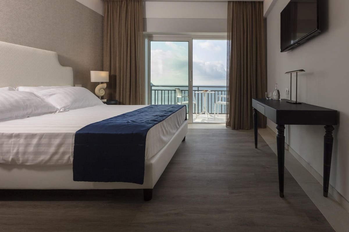 Chambre Deluxe Double ou avec lits jumeaux, vue mer | 1 chambre, surmatelas, minibar, coffres-forts dans les chambres
