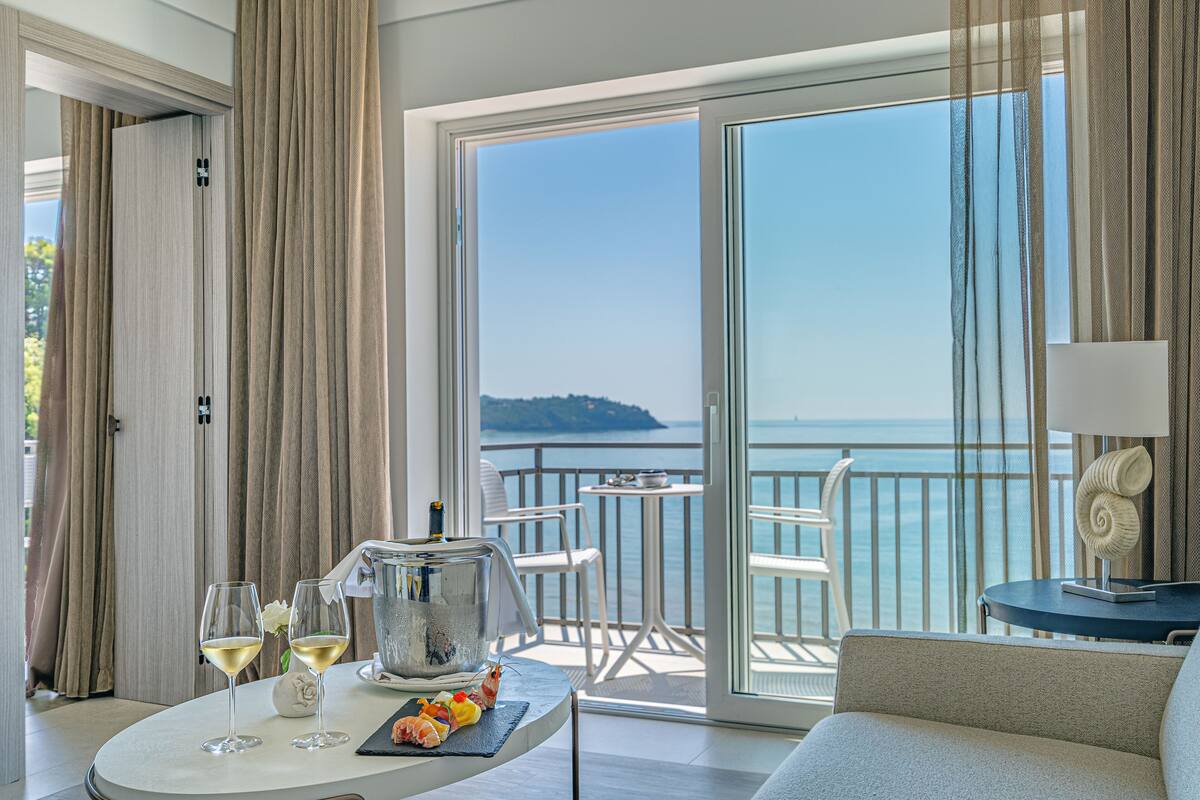Phòng Suite Junior | Minibar, két bảo mật tại phòng, bàn 