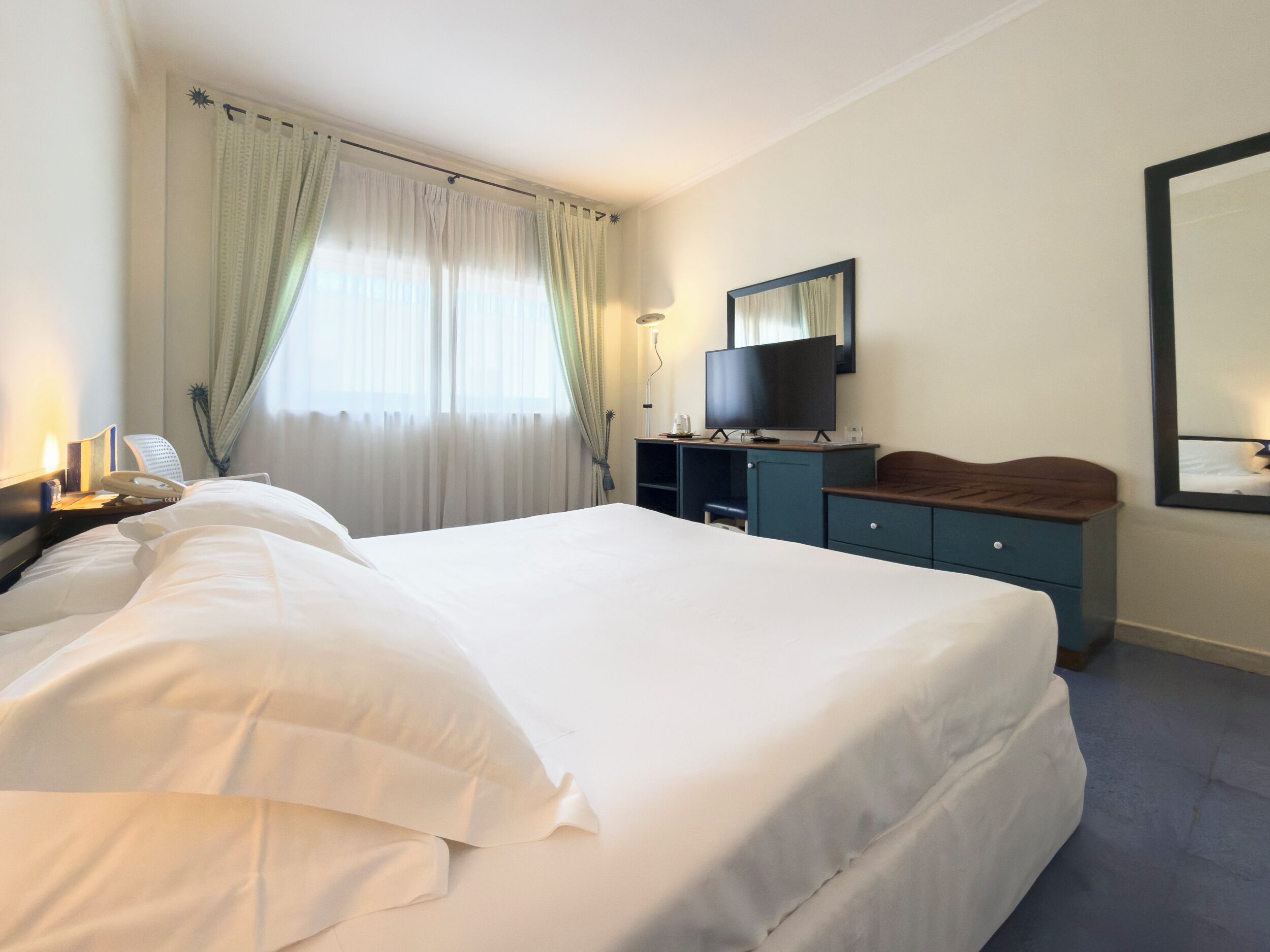 Economy Room | Minibar, in-room safe, desk, laptop workspace