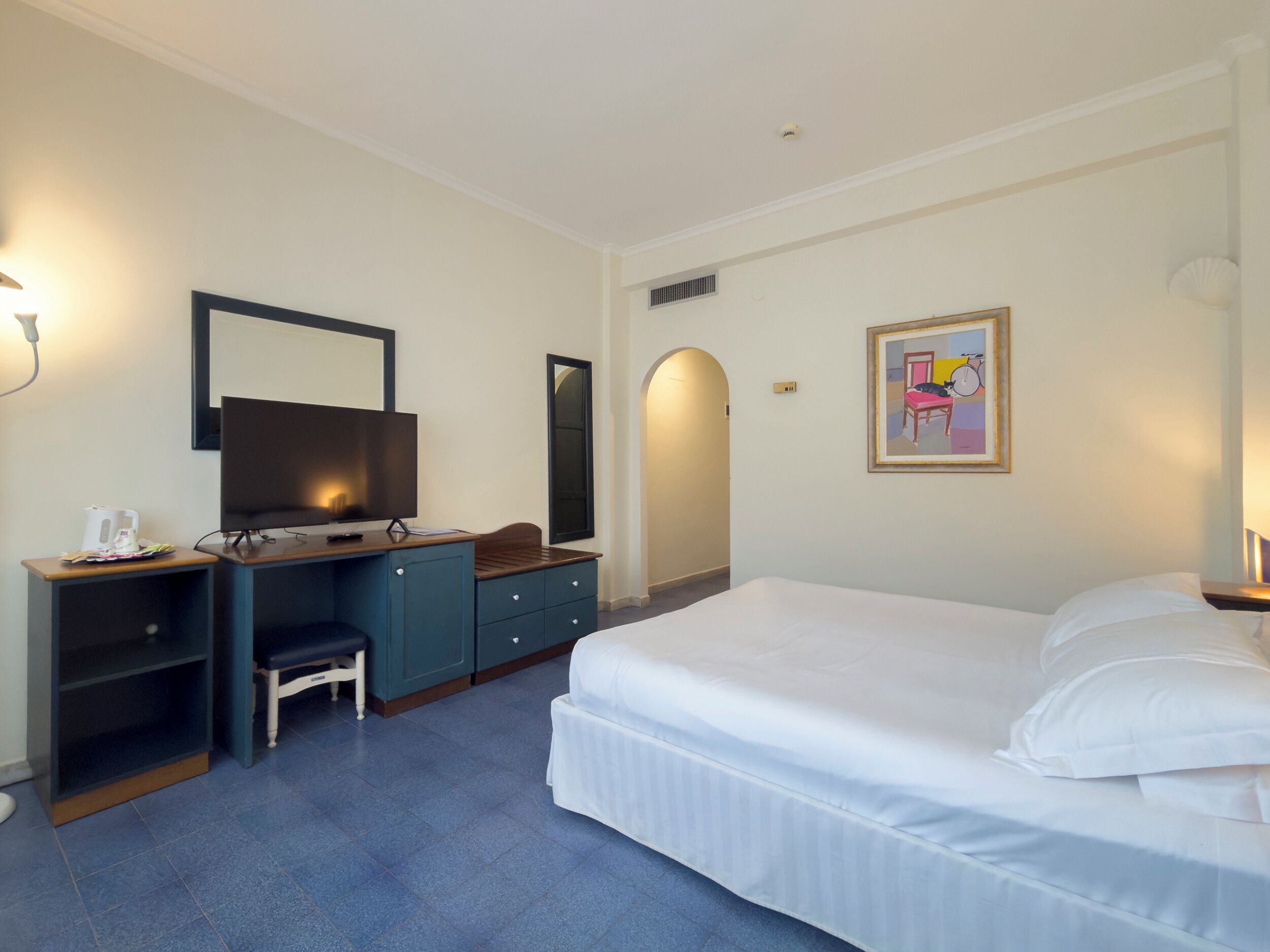 Economy Room | Minibar, in-room safe, desk, laptop workspace