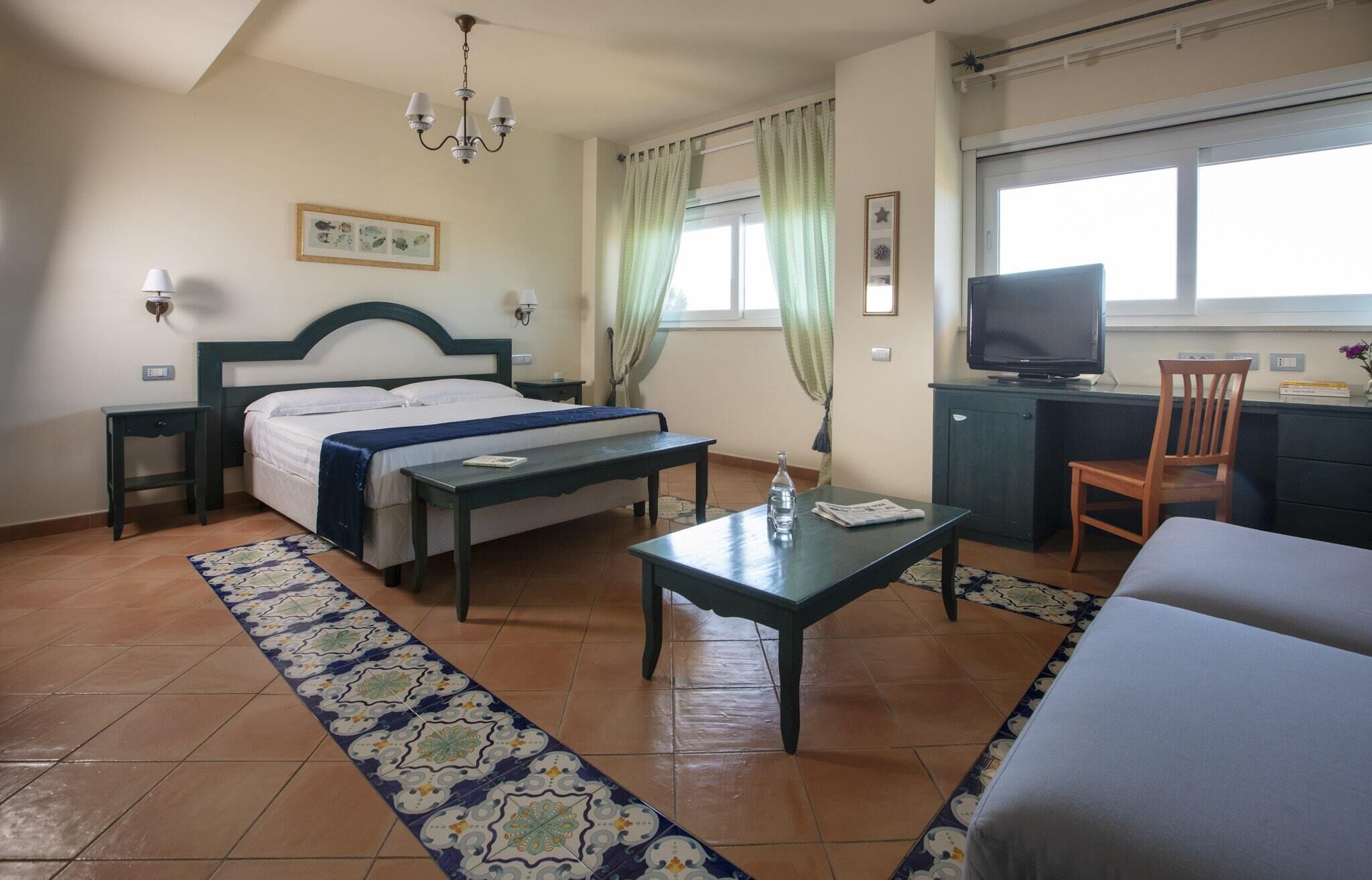 Studiosuite – superior | Senger med overmadrass, minibar, safe på rommet og skrivebord