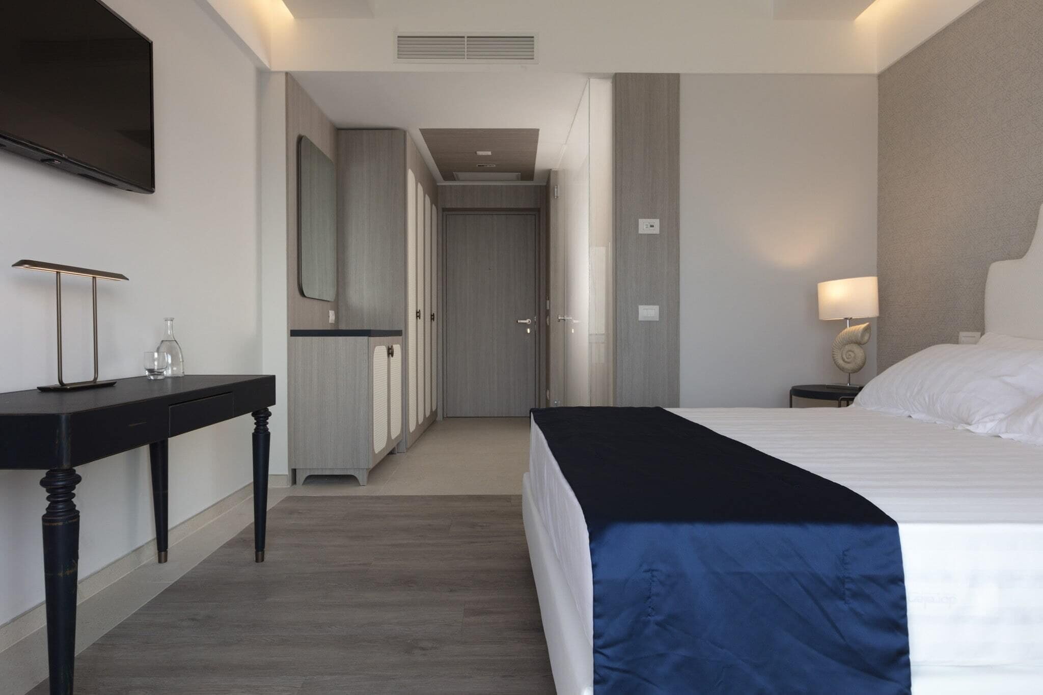 Deluxe Double or Twin Room, Sea View | Pillow-top beds, minibar, in-room safe, desk