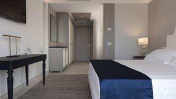 Deluxe Double or Twin Room, Sea View | Pillow-top beds, minibar, in-room safe, desk