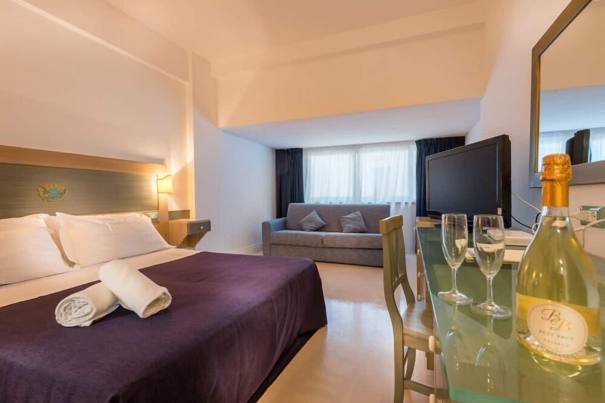 Suite Studio, vue mer | 1 chambre, surmatelas, minibar, coffres-forts dans les chambres