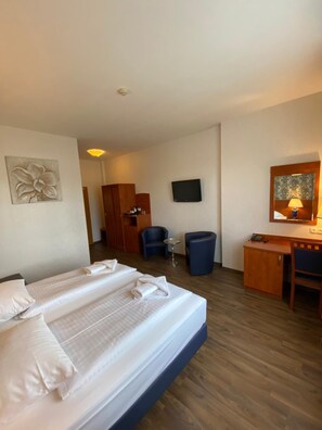 In-room safe, desk, blackout drapes, iron/ironing board - Hotel Atrium Charlottenburg (Berlin)