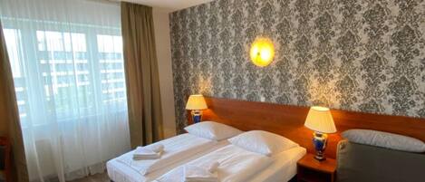 Coffres-forts dans les chambres, bureau, rideaux occultants