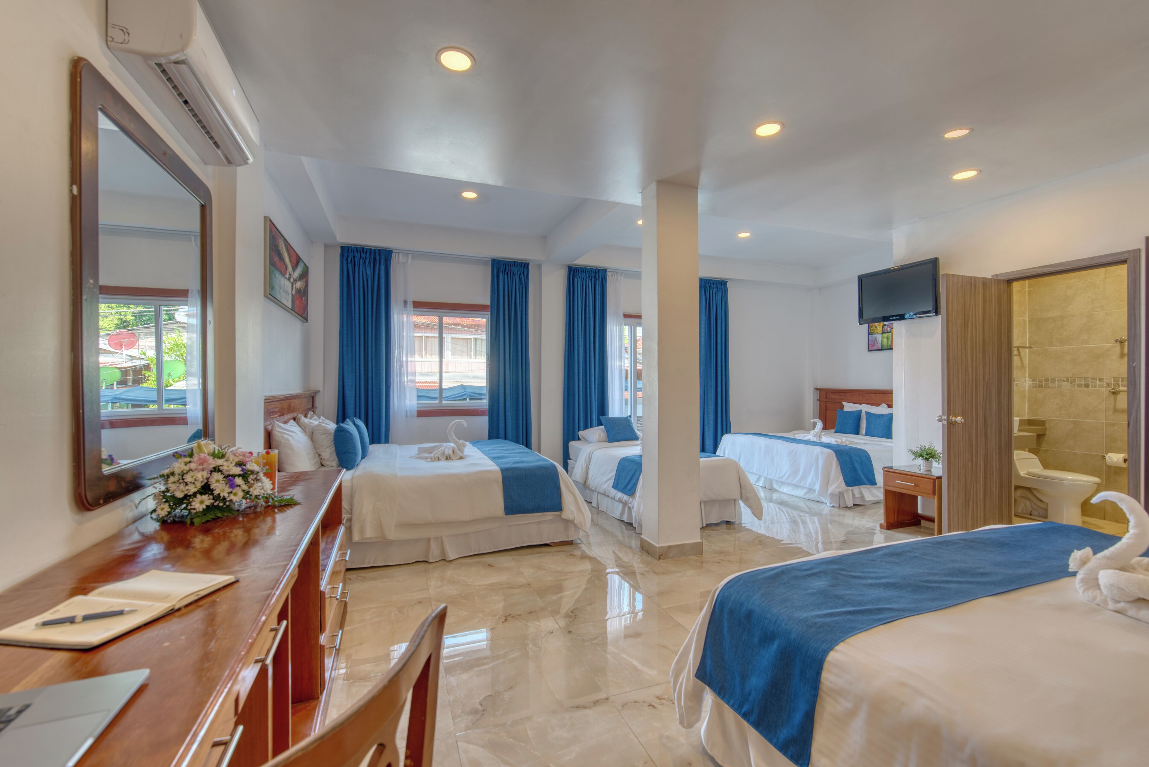 Habitació familiar | Roba de llit d'alta qualitat, caixa forta a l'habitació i escriptori 