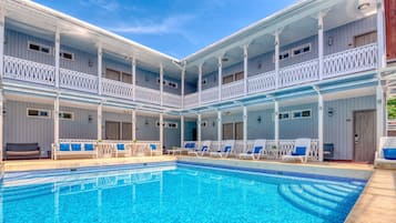 Utomhuspool, parasoller och solstolar