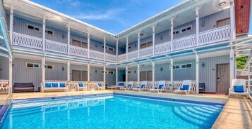 Piscina externa, guarda-sóis, espreguiçadeiras