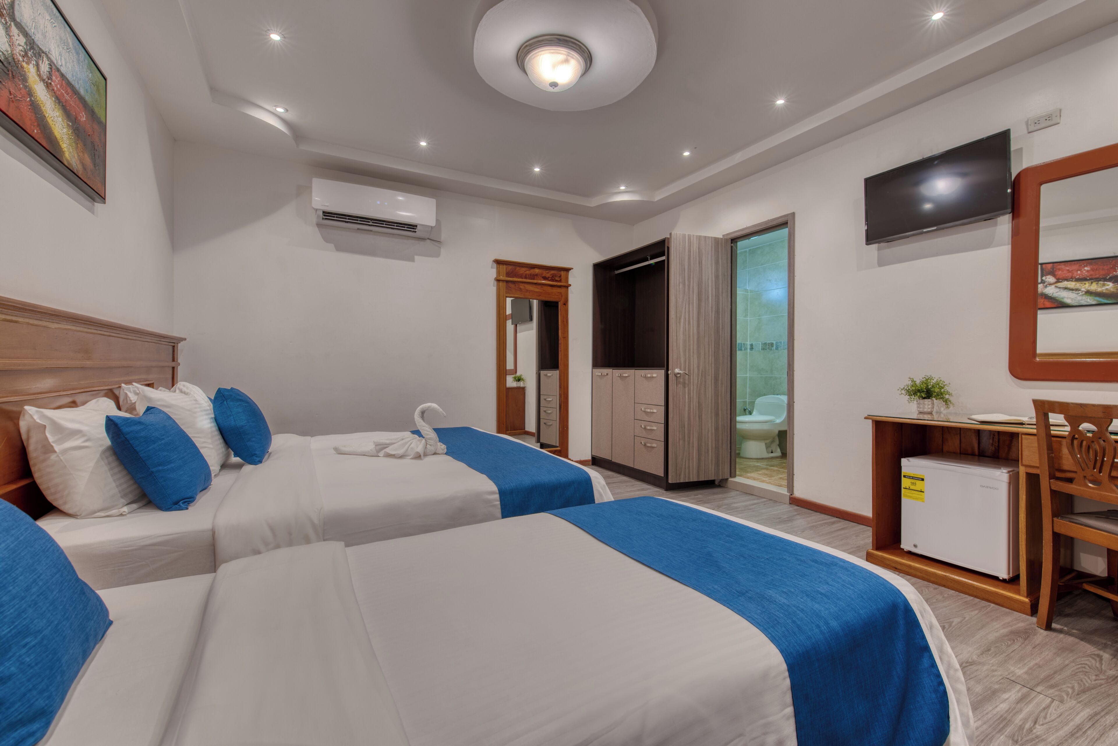 Habitación estándar con 1 cama matrimonial o 2 individuales | Ropa de cama de alta calidad y caja de seguridad en la habitación 