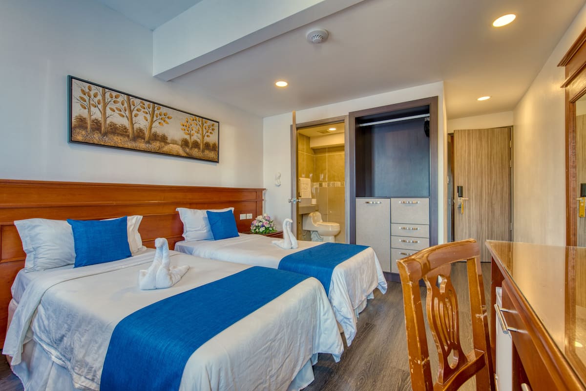Classic Twin Room | Premium bedding, in-room safe, desk, laptop workspace