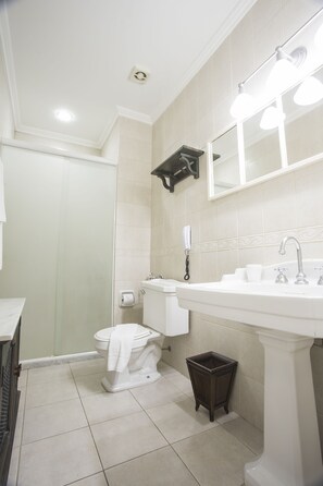 シャワー、バスアメニティ (無料)、ヘアドライヤー、タオル