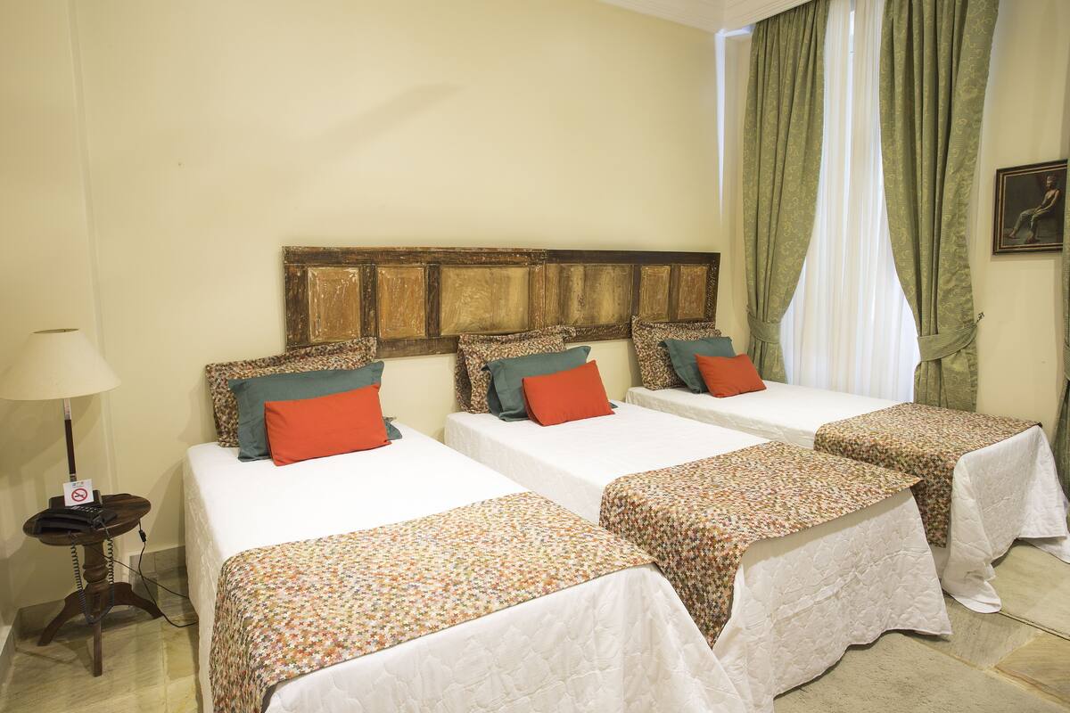Standard Triple Room | Hypoallergeen beddengoed, een kluis op de kamer