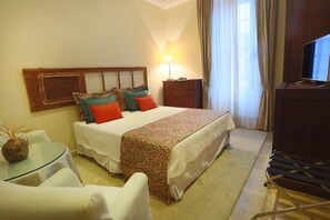 Hypo-allergenic bedding, in-room safe, individually decorated - A Casa Das Portas Velhas Hotel (Salvador)