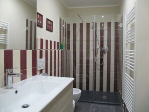 Ensemble douche/baignoire, sèche-cheveux, peignoirs, serviettes fournies