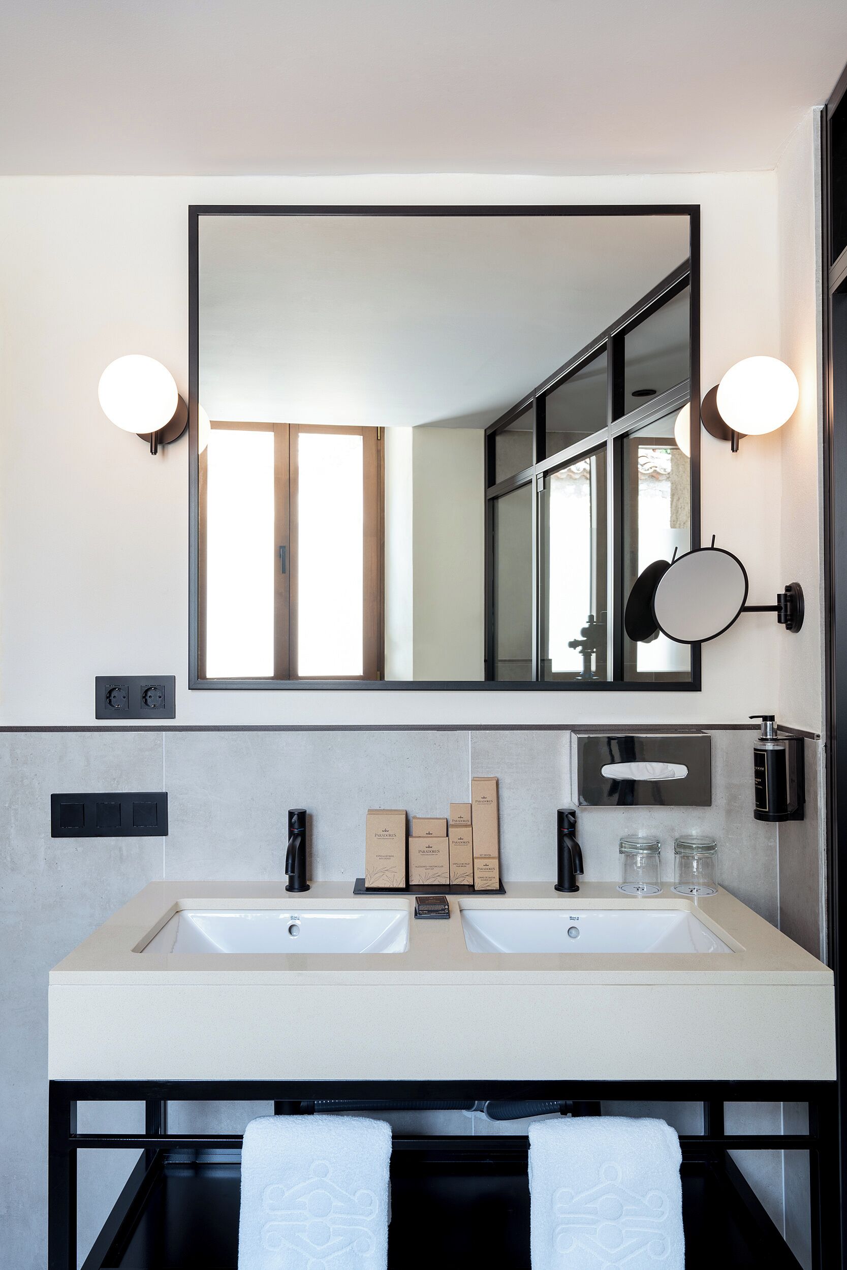 standard twin room (3 adults) | 1 bedroom, minibar, in-room safe, desk