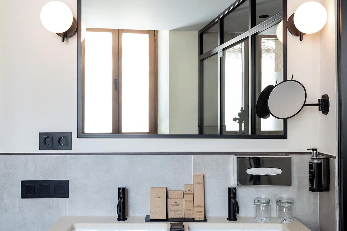 standard twin room (3 adults) | 1 bedroom, minibar, in-room safe, desk