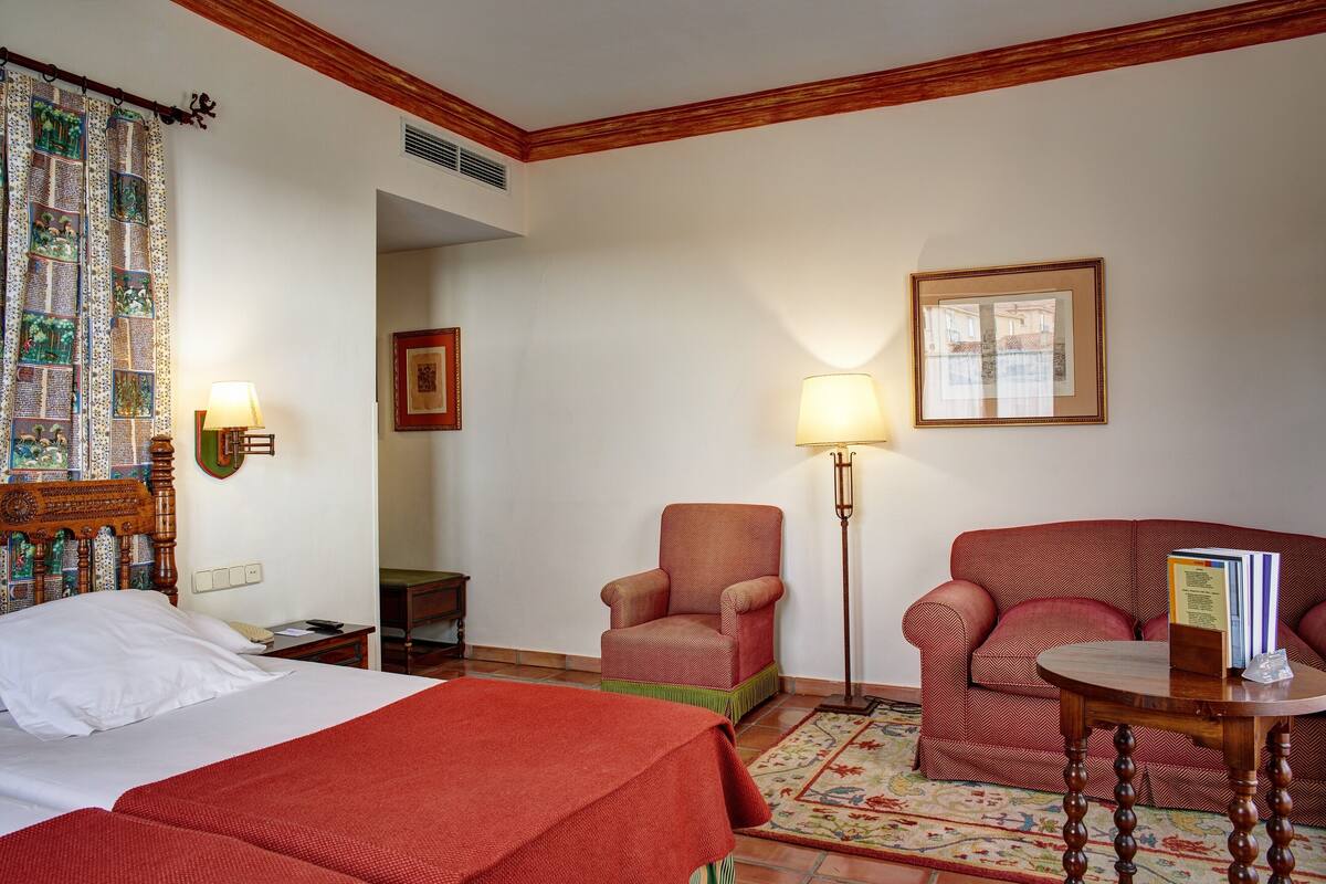 Minibar, in-room safe, desk, free WiFi