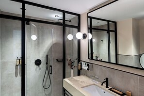 Shower, hair dryer, towels - Parador de Ciudad Rodrigo (Ciudad Rodrigo)