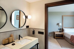 Junior suite | Badkamer | Een douche, een haardroger, handdoeken