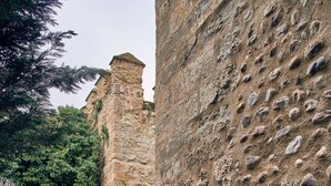 A narrow cobblestone alley with stone walls and a rustic archway. - Parador de Ciudad Rodrigo (Ciudad Rodrigo)