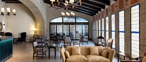 2 bars/lounges