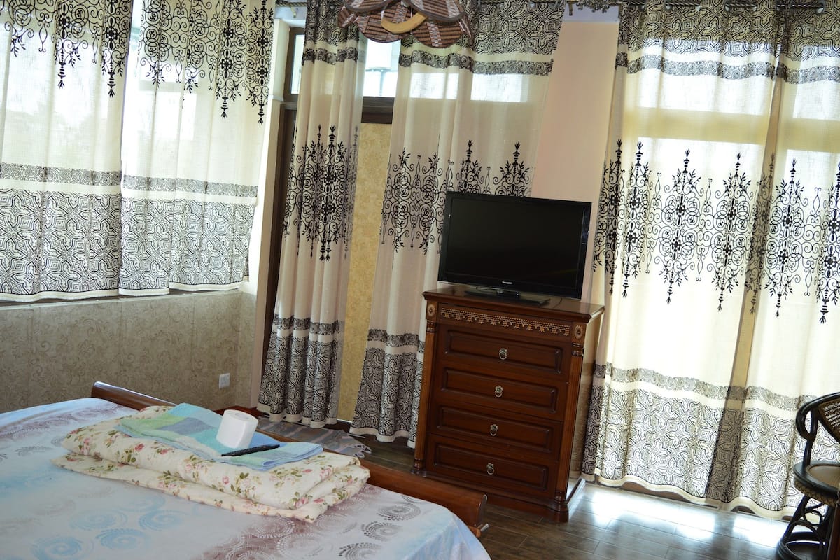 1 bedroom, pillowtop beds, desk, iron/ironing board