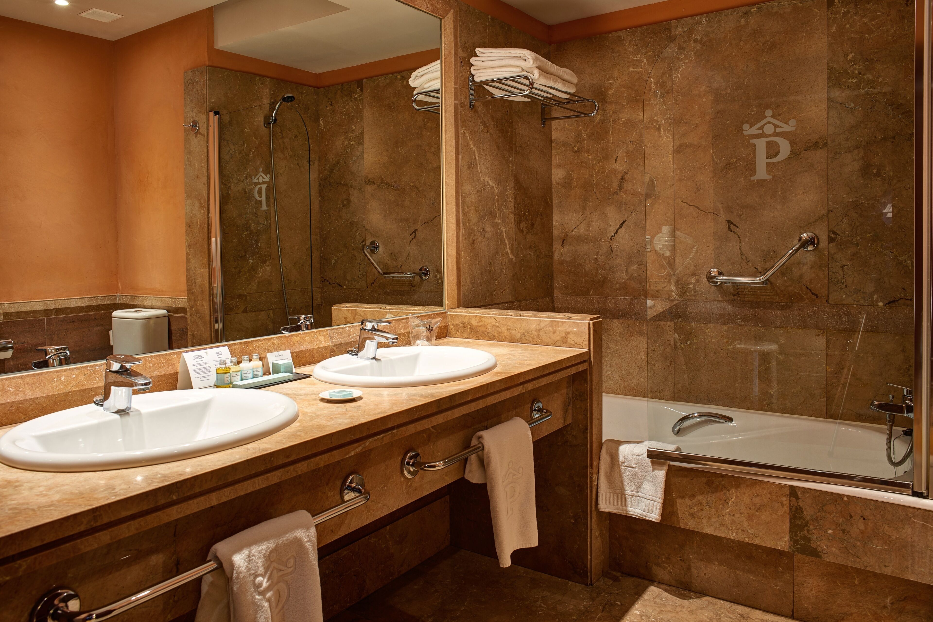 standard twin room | 1 bedroom, minibar, in-room safe, desk