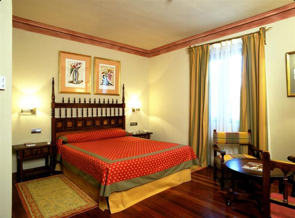 10 bedrooms, minibar, in-room safe, desk