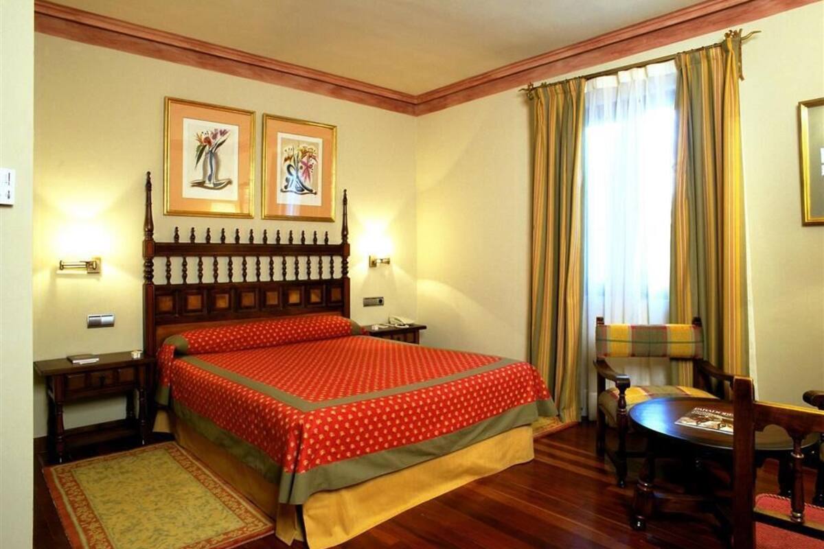 10 habitaciones, minibar y caja de seguridad en la habitación