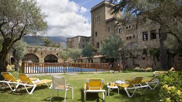 Seasonal outdoor pool, pool umbrellas