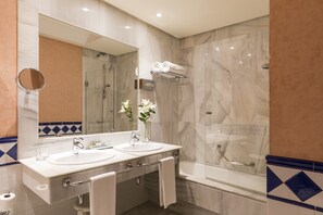 Luxe beddengoed, een minibar, een kluis op de kamer, een bureau