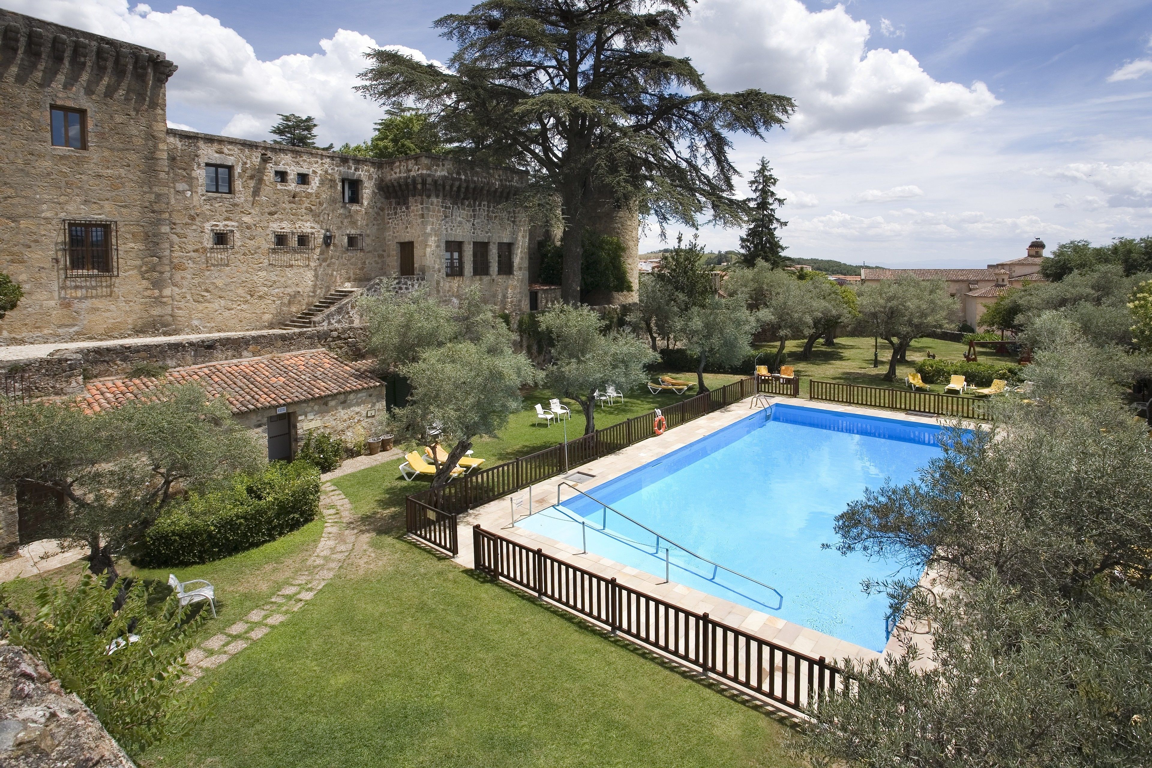 季節性室外游泳池，提供泳池遮陽傘